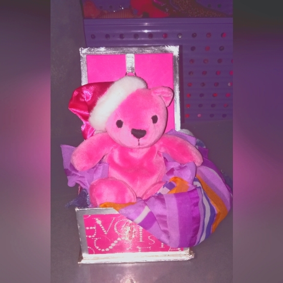 PINK VS teddy & box collectable - Picture 1 of 2